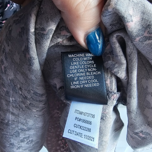 Torrid Harper Blouse Womens 2 18/20 Grey Pink Leopard Print Roll Tab Sleeve Top - Picture 7 of 9